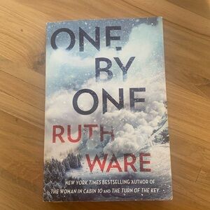 One by One - Paperback book